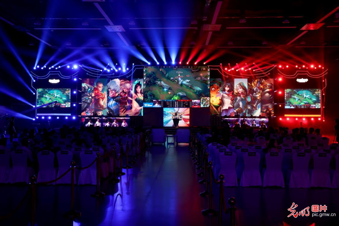 赛事中曾与 赛事中曾与