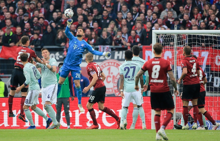 他更像一位 他更像一位